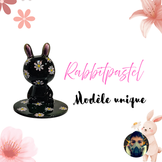 🐇 Rabbitpastel – Lapin noir et fleurs pastel en résine époxy, modèle unique